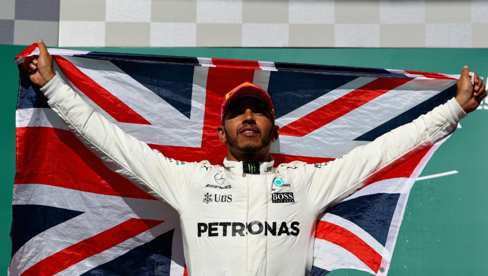 Hamilton celebra la victoria con la bandera del Reino Unido