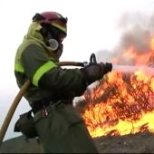 Un bombero intenta apagar uno de los incendios en Galicia