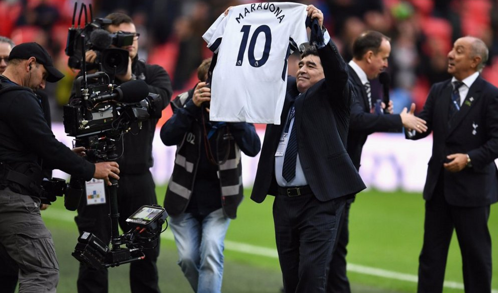 Maradona recibe un homenaje en el Tottenham-Liverpool en Wembley Maradona recibe un homenaje en el Tottenham-Liverpool en Wembley