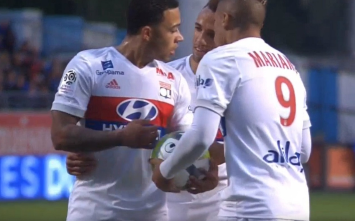 Mariano y Depay se marcan un Cavani-Neymar al lanzar un penalti del Lyon Mariano y Depay se marcan un Cavani-Neymar al lanzar un penalti del Lyon