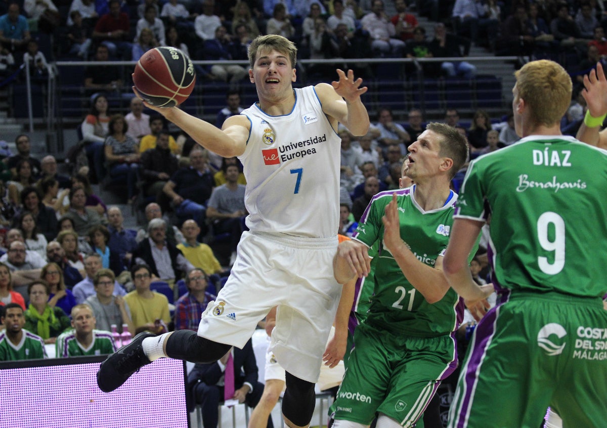 El Real Madrid derrota al Unicaja gracias al gran partido de Carroll y de Doncic El Real Madrid derrota al Unicaja gracias al gran partido de Carroll y de Doncic
