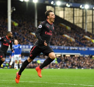 Ozil celebra un gol Ozil celebra un gol