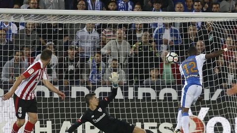 El delantero franc&eacute;s del Legan&eacute;s Claudio Beauvue marca gol ante el portero del Athletic Kepa Arrizabalaga