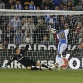 El delantero francés del Leganés Claudio Beauvue marca gol ante el portero del Athletic Kepa Arrizabalaga