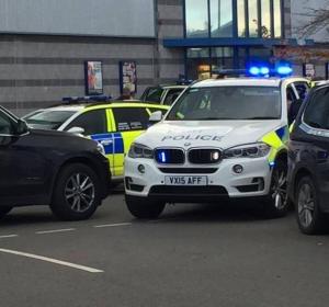 Imagen de una patrulla de la policía británica frente al parque de ocio de Nuneaton, donde habría un hombre armado con rehenes en una bolera Imagen de una patrulla de la policía británica frente al parque de ocio de Nuneaton, donde habría un hombre armado con rehenes en una bolera