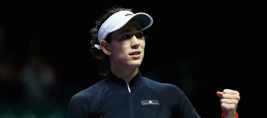Garbiñe Muguruza levanta el puño para celebrar la victoria Garbiñe Muguruza levanta el puño para celebrar la victoria