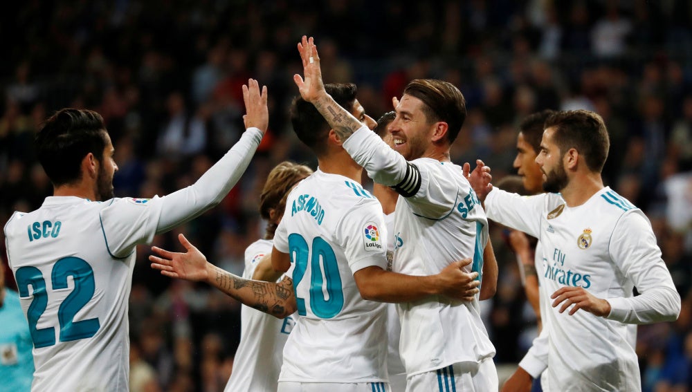 Los jugadores del Real Madrid celebran un gol del equipo blanco