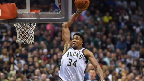 Antetokounmpo machaca el aro