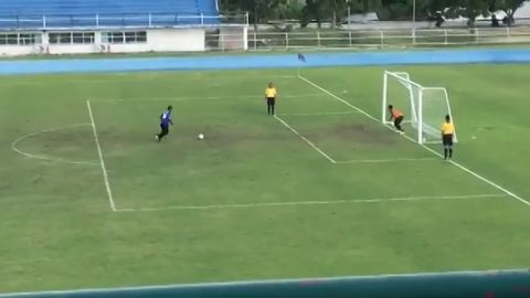 El penalti m&aacute;s tonto y surrealista del a&ntilde;o: &iexcl;el portero celebr&oacute; antes de tiempo!