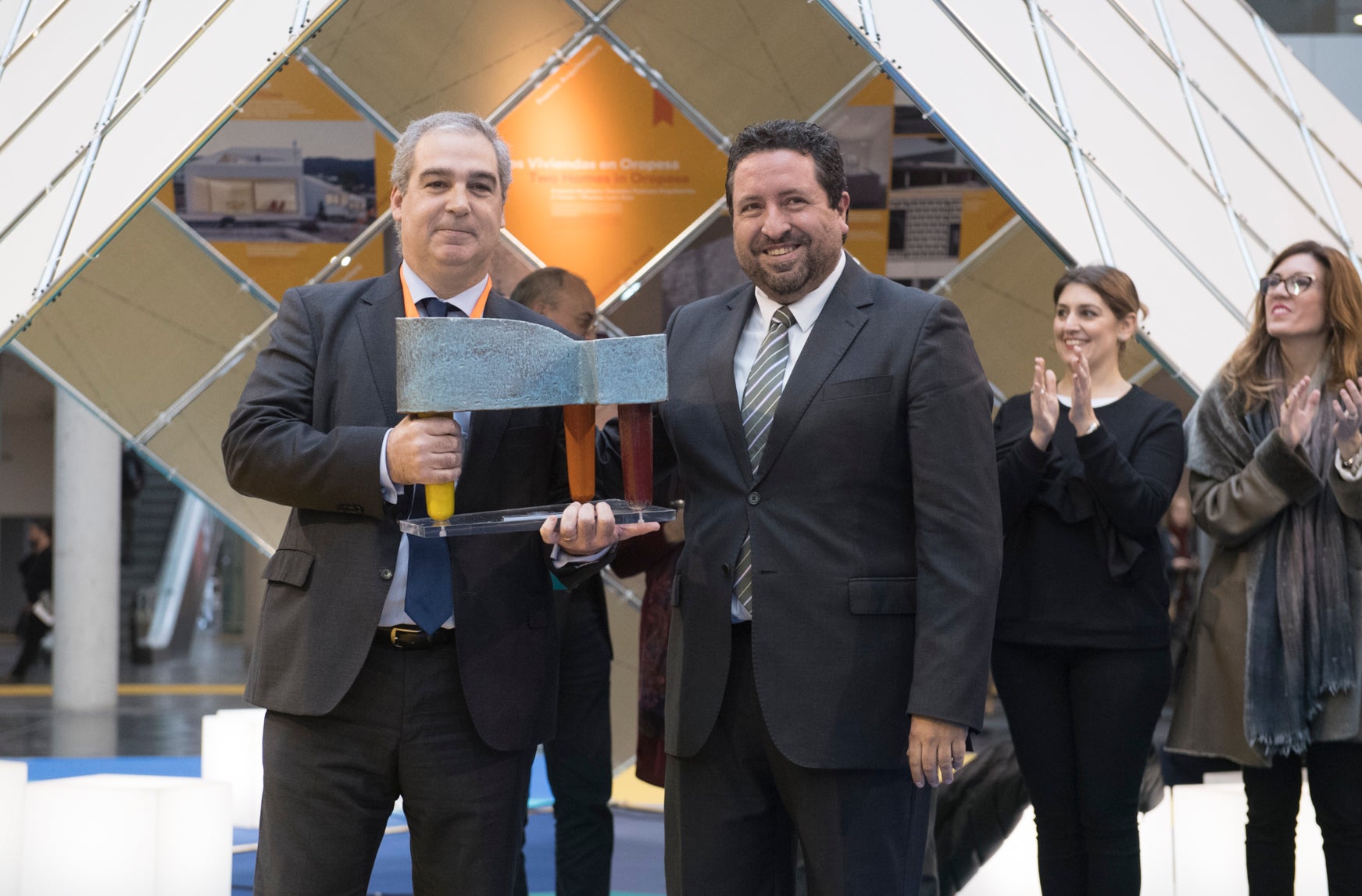 La Diputación perfila las bases del II Premio Provincia de Castellón a la Innovación del Producto Cerámico en entornos urbanos La Diputación perfila las bases del II Premio Provincia de Castellón a la Innovación del Producto Cerámico en entornos urbanos