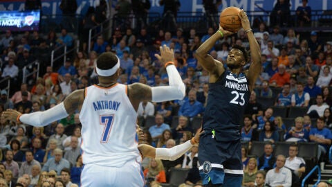 Butler lanza a canasta ante la defensa de Carmelo Anthony