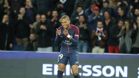 Mbapp&eacute; celebra un gol con el PSG