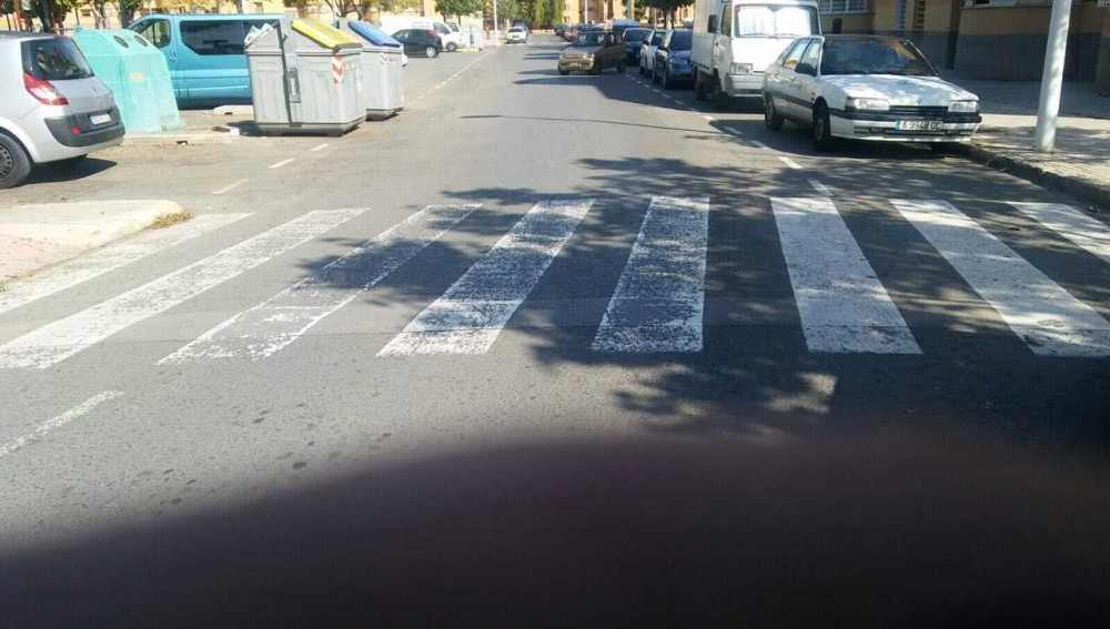 Paso de peatones de la calle Olmos en la que se pide la instalación de reductores de velocidad