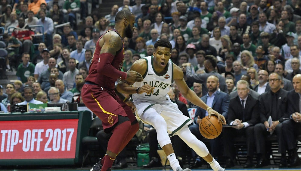 Antetokounmpo intenta zafarse de LeBron James