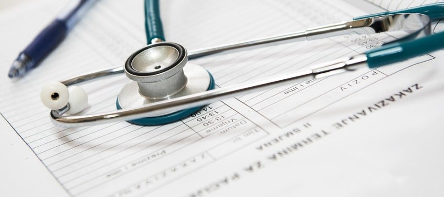 Estetoscopio al lado de un informe médico Estetoscopio al lado de un informe médico
