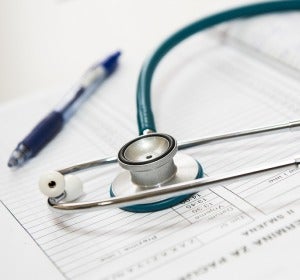 Estetoscopio al lado de un informe médico Estetoscopio al lado de un informe médico