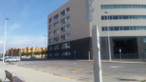 Parada de autob&uacute;s sin marquesina junto a la Ciudad de la Justicia de Elche