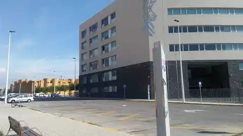 Parada de autobús sin marquesina junto a la Ciudad de la Justicia de Elche Parada de autobús sin marquesina junto a la Ciudad de la Justicia de Elche