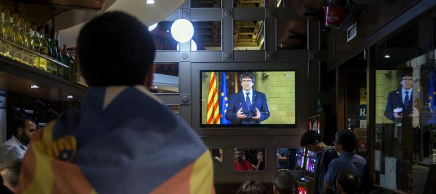 Un independentista ve un discurso de Carles Puigdemont en televisión Un independentista ve un discurso de Carles Puigdemont en televisión