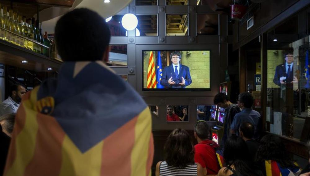 Un independentista ve un discurso de Carles Puigdemont en televisión