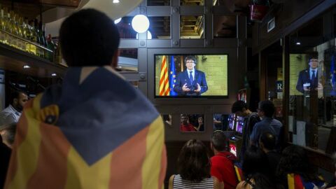 Un independentista ve un discurso de Carles Puigdemont en televisi&oacute;n