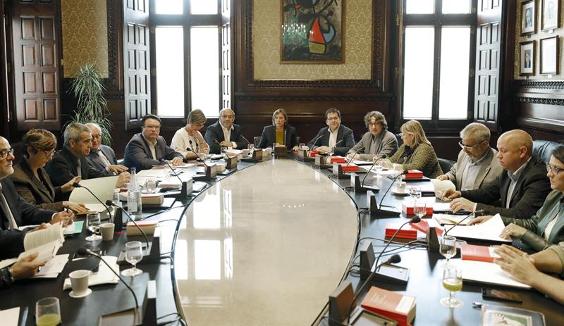 La Fiscalía se querellará contra la Mesa del Parlament por rebelión si proclama la DUI La Fiscalía se querellará contra la Mesa del Parlament por rebelión si proclama la DUI