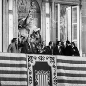 El expresidente de la Generalitat Josep Tarradellas saluda desde el balcón del Palau de la Generalitat El expresidente de la Generalitat Josep Tarradellas saluda desde el balcón del Palau de la Generalitat