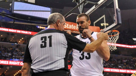 Marc Gasol dialoga sobre una falta con el &aacute;rbitro Scott Wall