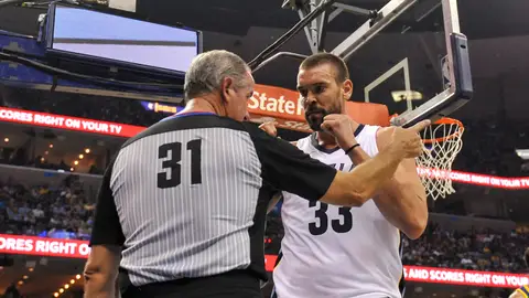 Marc Gasol dialoga sobre una falta con el árbitro Scott Wall Marc Gasol dialoga sobre una falta con el árbitro Scott Wall