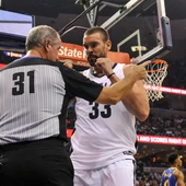Marc Gasol dialoga sobre una falta con el árbitro Scott Wall Marc Gasol dialoga sobre una falta con el árbitro Scott Wall