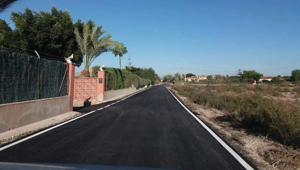 Camino rural recién asfaltado en Elche Camino rural recién asfaltado en Elche