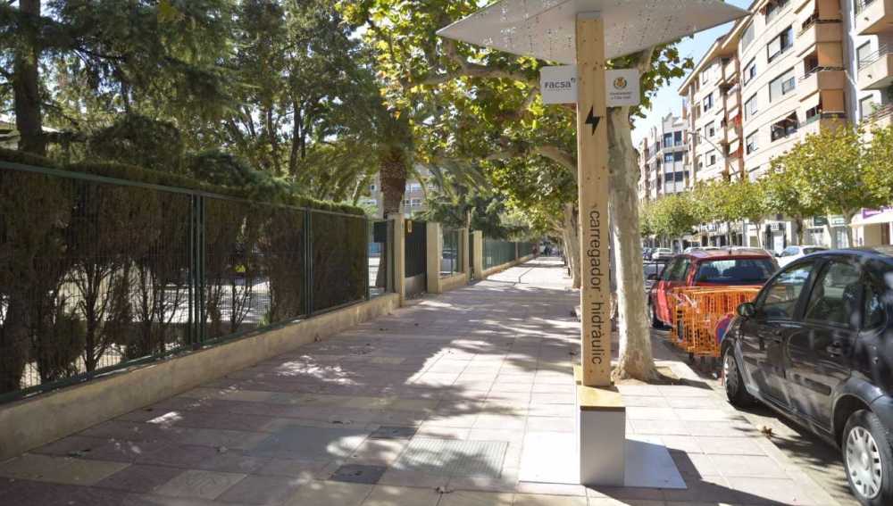 Imatge del tòtem instal•lat en l'avinguda Francisco Tárrega, enfront del col•legi Escultor Ortells.