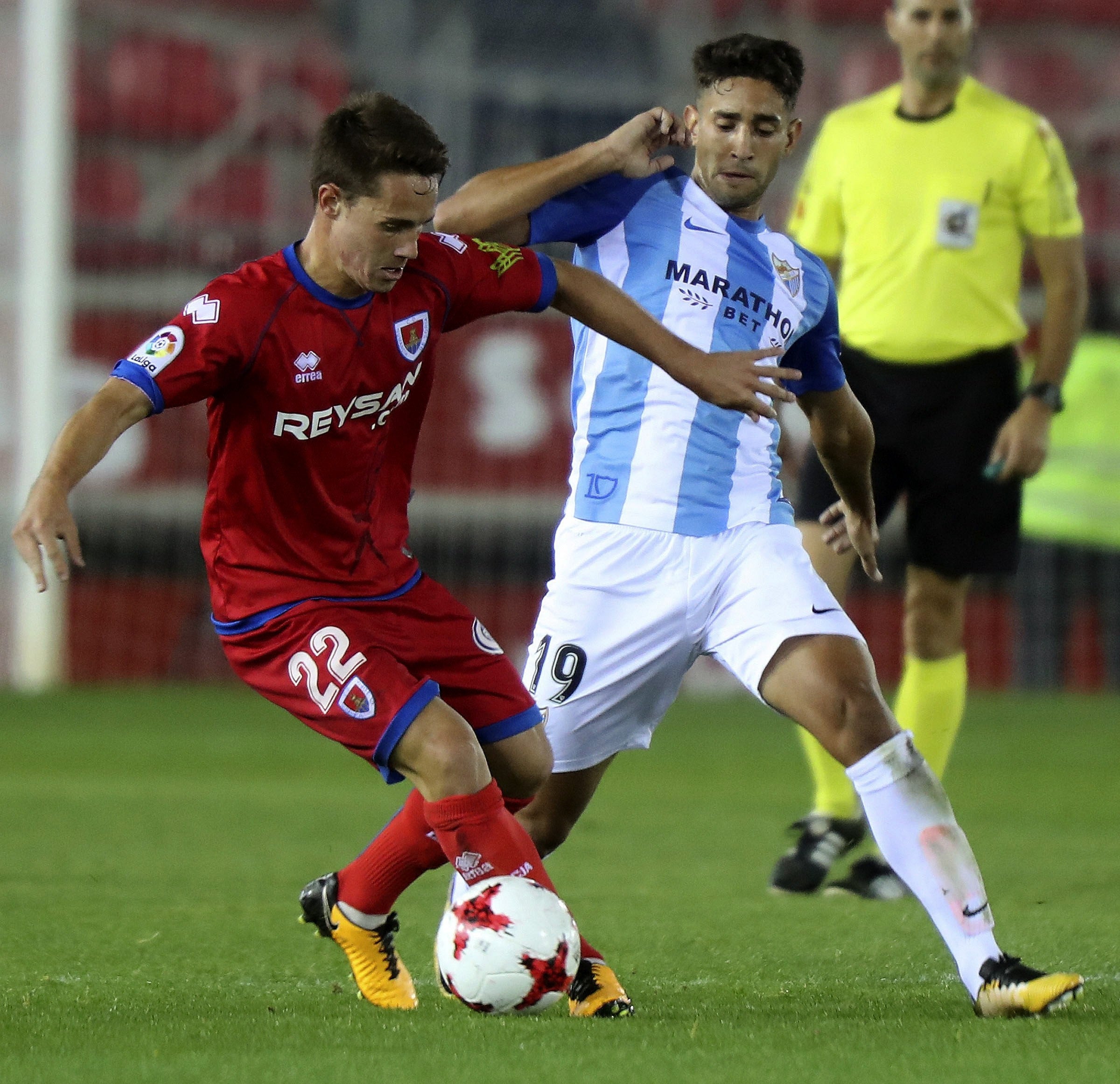 El Numancia remonta al Málaga con dos goles en el descuento y deja a Míchel en la cuerda floja El Numancia remonta al Málaga con dos goles en el descuento y deja a Míchel en la cuerda floja