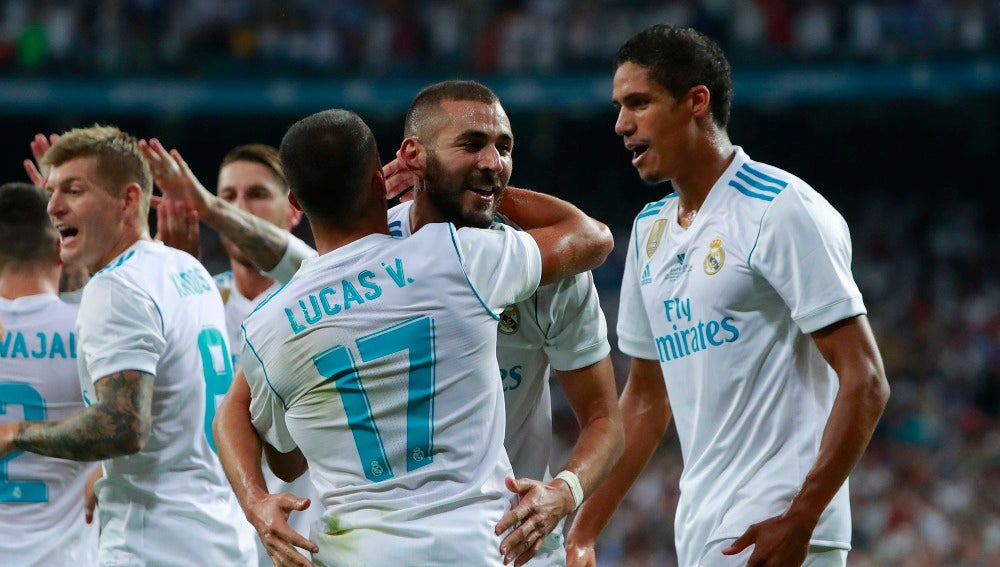 Varane celebra un gol junto a sus compañeros del Real Madrid