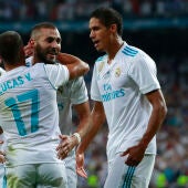 Varane celebra un gol junto a sus compañeros del Real Madrid
