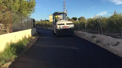 Trabajos de asfaltado en un camino rural de Elche Trabajos de asfaltado en un camino rural de Elche