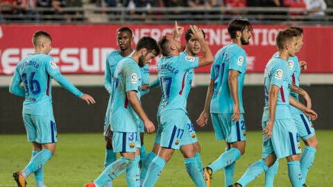 Los jugadores del Barcelona celebran un gol