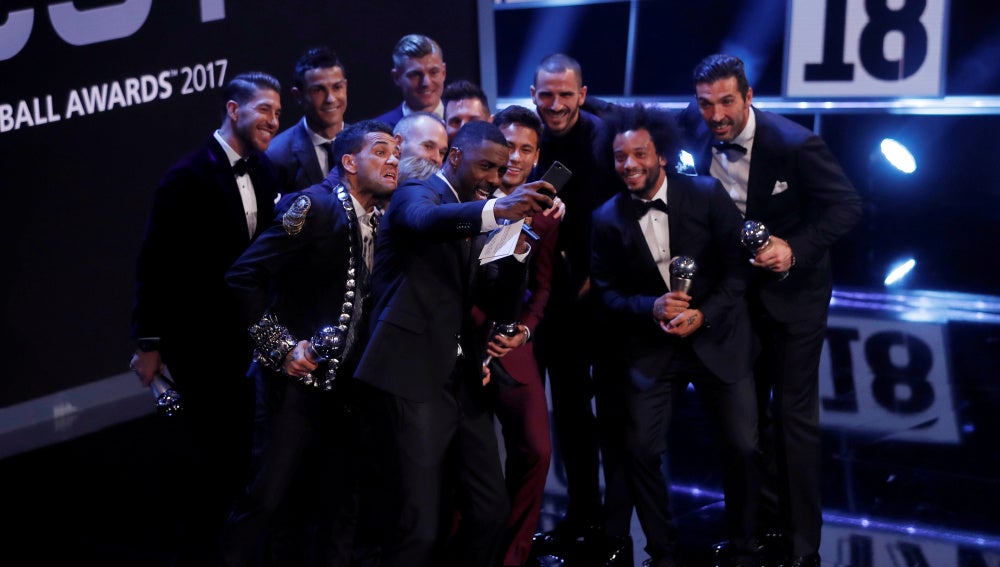 El 'selfie' de Idris Elba con los galardonados en los premios 'The Best'
