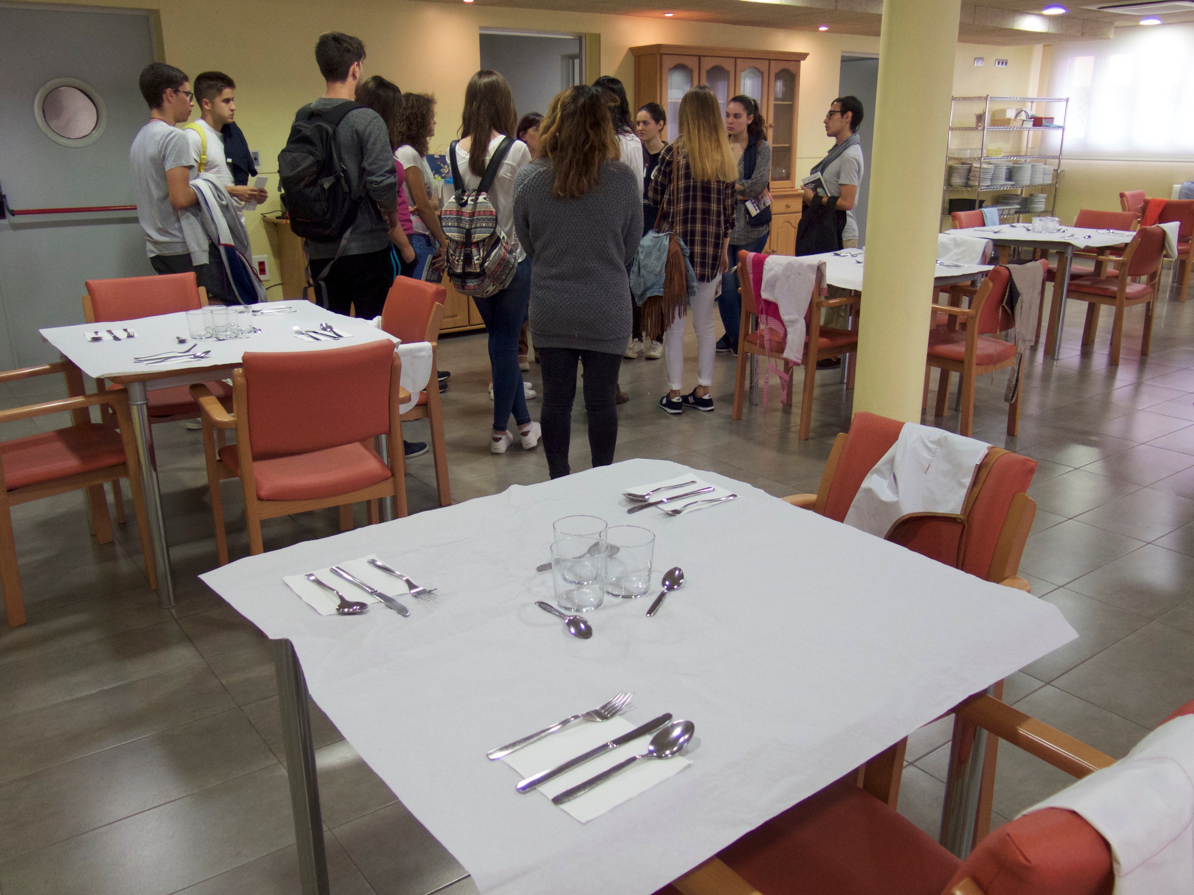 Estudiantes de Castellón conocen cómo se aborda la pobreza y exclusión a través de visitas a programas y sedes de ONG Estudiantes de Castellón conocen cómo se aborda la pobreza y exclusión a través de visitas a programas y sedes de ONG
