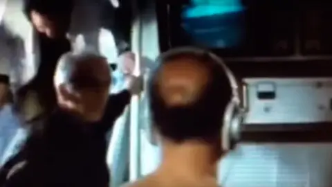 Investigadores escuchando sonidos del océano Investigadores escuchando sonidos del océano