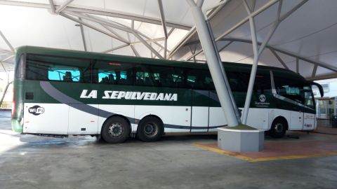 Autob&uacute;s de La Sepulvedana en la estaci&oacute;n de Segovia