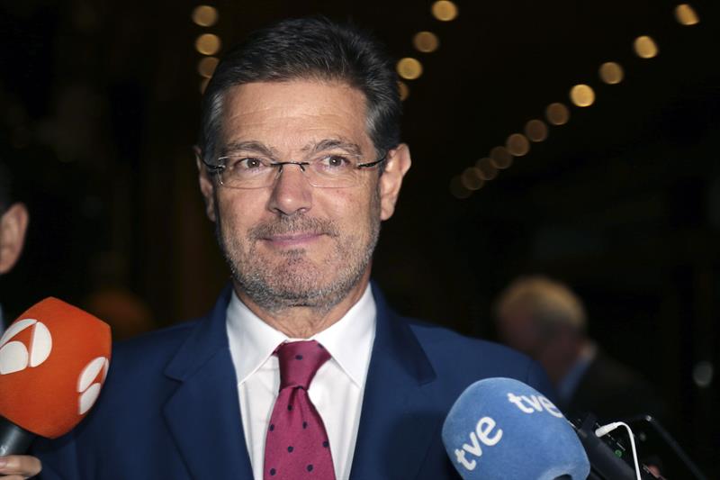 Catalá avisa a Puigdemont: "Ni el diálogo ni unas elecciones en Cataluña paralizarán el 155" Catalá avisa a Puigdemont: "Ni el diálogo ni unas elecciones en Cataluña paralizarán el 155"