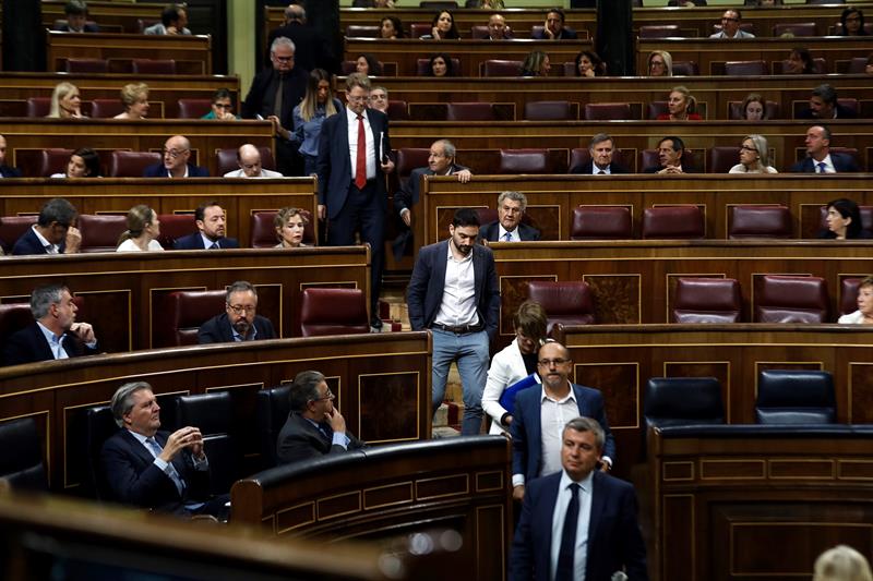 El Congreso pide un informe para ver si sanciona a los diputados de PDeCAT y ERC por ausentarse de los plenos El Congreso pide un informe para ver si sanciona a los diputados de PDeCAT y ERC por ausentarse de los plenos