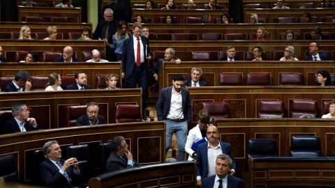 Los ocho diputados del PDeCAT, al igual que han hecho previamente los de ERC, abandonan el pleno del Congreso.