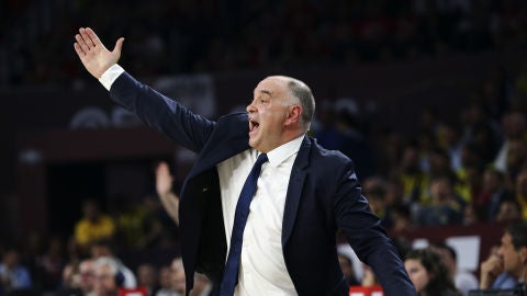 Pablo Laso da indicaciones durante un partido del Real Madrid