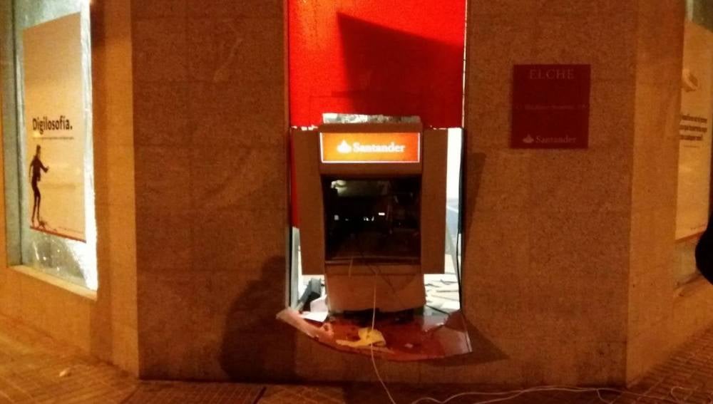 Foto del cajero automático asaltado de madrugada en Elche