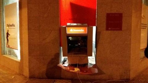 Foto del cajero autom&aacute;tico asaltado de madrugada en Elche