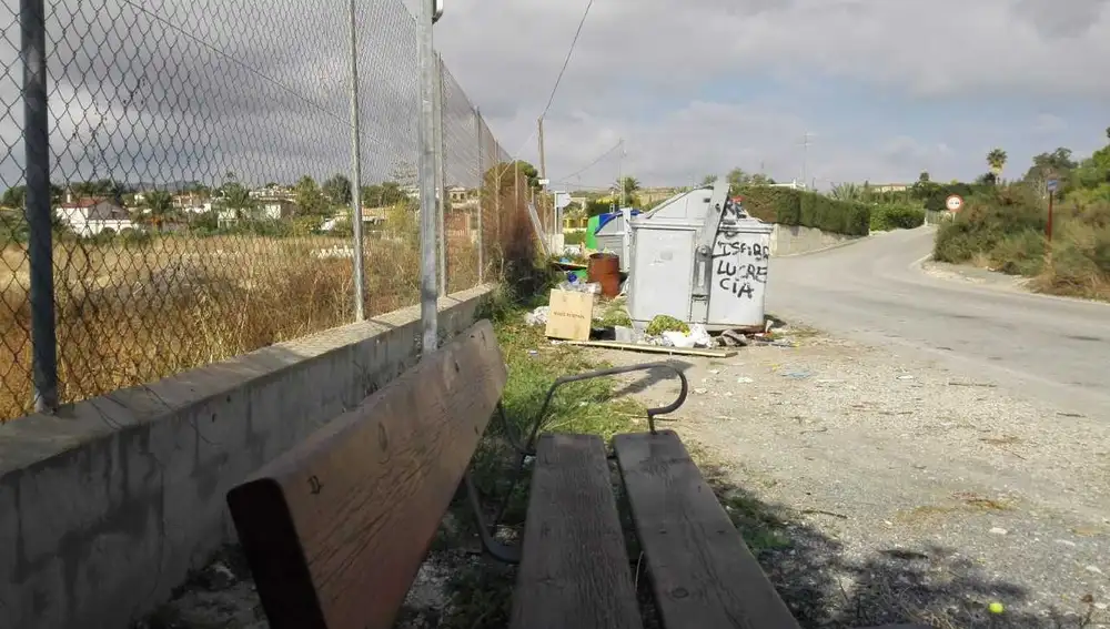 Contenederes de basua junta a la parada de autobus en el Camí del Bolo de Elche Contenederes de basua junta a la parada de autobus en el Camí del Bolo de Elche