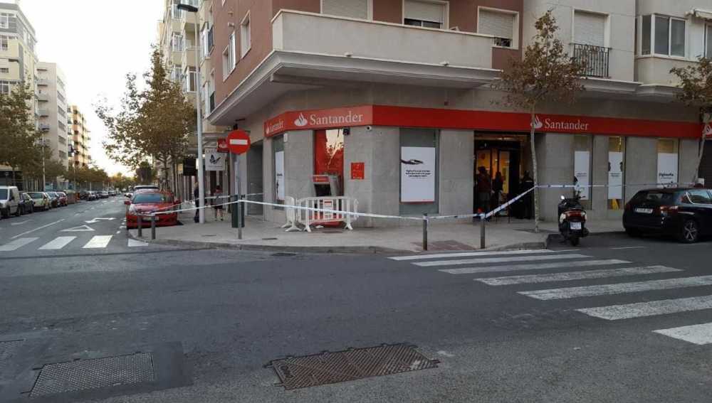 Entidad bancaria acordonada en Elche