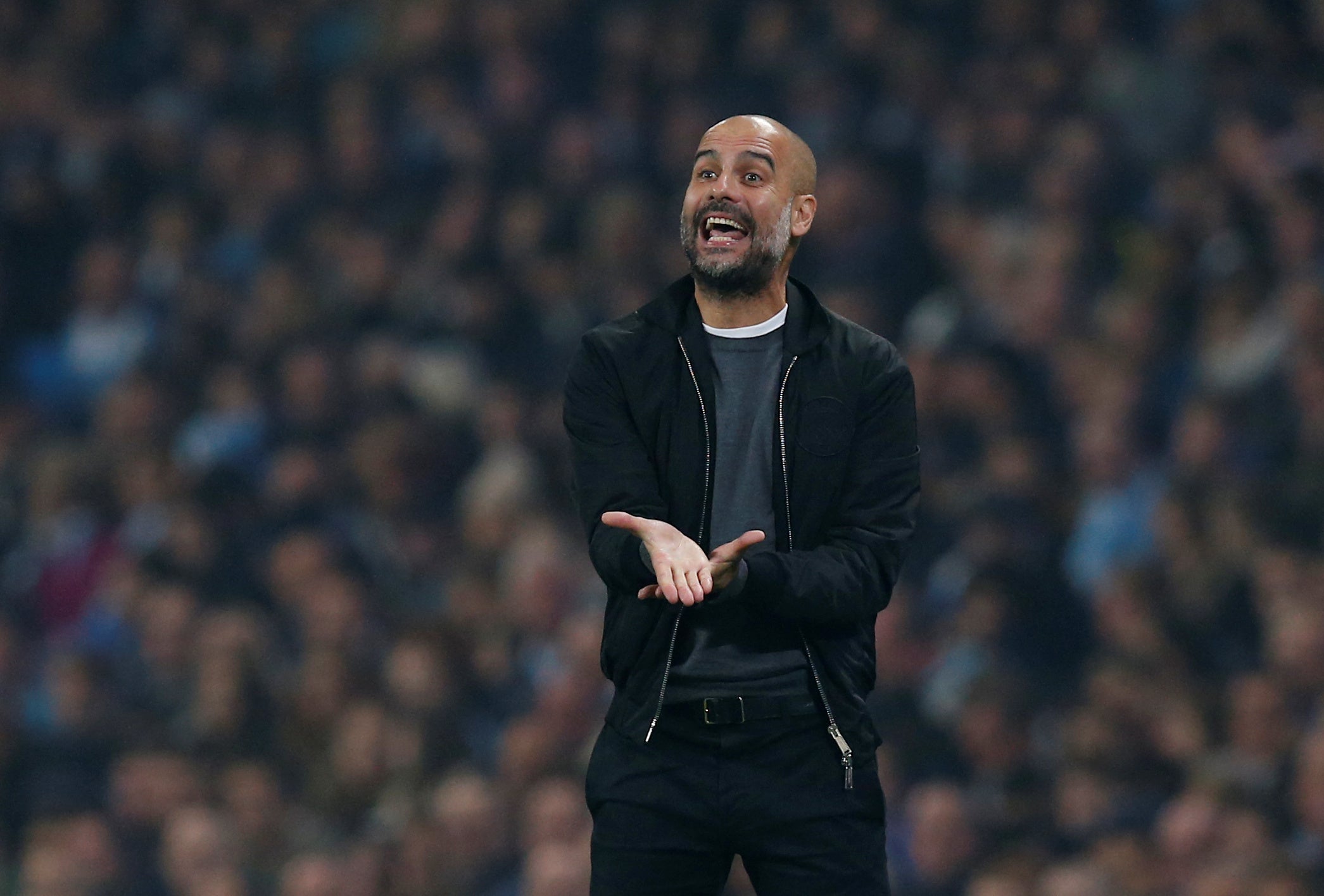 Guardiola critica el balón de la Copa Inglesa: "No es un balón serio para un partido profesional" Guardiola critica el balón de la Copa Inglesa: "No es un balón serio para un partido profesional"